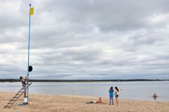 Поднят желтый флаг — купаться можно. © Фото Валерия БаклановаНад пляжем поднят желтый флаг фоторепортаж 