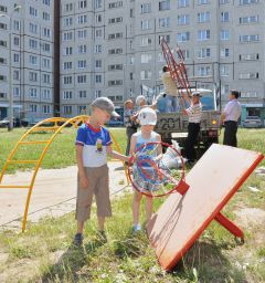 Здесь будет новая детская площадка!Летние хлопоты управляющей компании  МУП “УК в ЖКХ г. Новочебоксарска” 