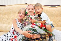 Мария Егоровна с правнуками. © Фото Валерия БАКЛАНОВА Ждет в гости всю семью Юбилей 