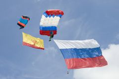В небе флаги России и Чувашской Республики.  Фото Валерия Бакланова.Высший пилотаж парашютиста — попасть в трехкопеечную монету парашютный спорт 