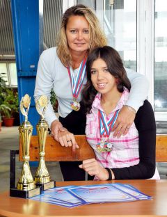 Наставница (слева) и ученица вместе ковали золото. Фото Валерия Бакланова.В брассе не было равных Евразийские игры 