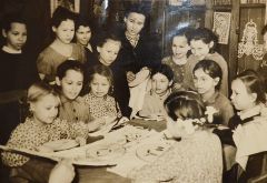 Галина Буякова (на фото справа) на первом занятии по вышивке.По следам детства