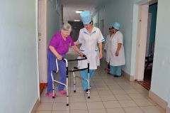 Нелегки первые шаги.  © Фото Валерия БаклановаУповают  на медицинских сестер отделение сестринского ухода 