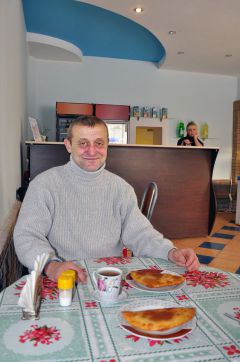Валерий Карлинский в своем кафе. © Фото Валерия БаклановаБизнес с шестидесяти тысяч Актуально 