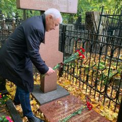 Надгробную плиту на могиле Ивана Яковлевича Яковлева обновили Иван Яковлев 