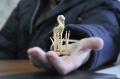 Эту миниатюрную цаплю из дерева  вырезал мастер Алексей Городнищев.  © Фото Анастасии ГригорьевойСделано своими  руками конкурс “Сделано своими руками” 