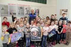 Фото на память с воспитанниками детских садов № 12 и 13. Космос в газете “Грани” 60 лет — первому полету человека в космос 