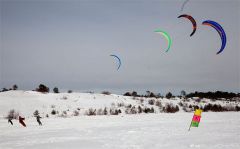 По снегу и ветру с воздушным змеем сноукайтинг 