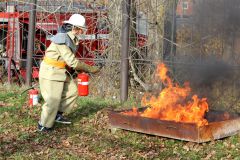 Тушить пожары учат в ЧГПУ пожарные дружинники 