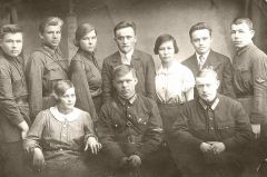герой публикации стоит в центре, Женя Крутова слева.  Фото из семейного архива.Мой отважный прадед 65-летие победы 