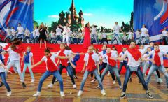 Более 200 артистов танцевали и пели в честь Дня России.От Древней Руси до современной России 12 июня — День России 
