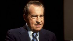 Ричард Никсон ушел в отставку из-за скандала, связанного с прослушкой его администрацией офиса Демократической партииЛетающие пингвины и нашествие ос: как шутят журналисты шутки 1 апреля СМИ 