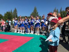 Дети всех возрастов с радостью приняли участие в соревновании по запуску бумажных самолетиков.Город счастливых людей День города Новочебоксарска 