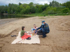 Девочки пришли одни на пляж, устроили пикник. Юрий Каргин вручил им памятку о безопасности на воде.Берегите детей! безопасность на воде 
