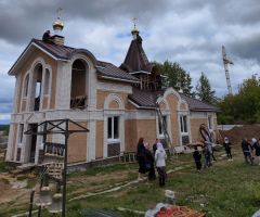 Недостроенный еще храм святой блаженной Ксении Петербургской в Новочебоксарске уже украшают купола с крестами. Купола вознесли к небу