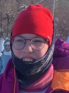 13‑летняя Ульяна Козина, сильно обогнавшая соперниц, финишировала первой.На трассе самые морозоустойчивые Лыжня России-2024 