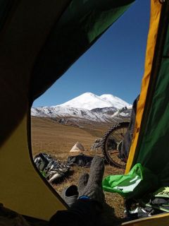 Вид из палатки на Эльбрус. Фото Антона ВОРОНЦОВА3500 км по горам на мотоцикле хобби 