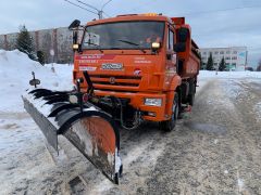 Вот такие комбинированные снегоуборочные машины КДМ на базе КамАЗа очищают улицы Новочебоксарска от снега. Фото автораЦените работу снегоуборщиков Профессионал 