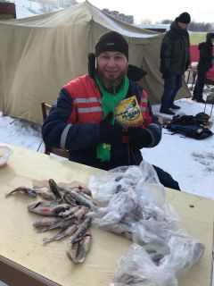 Судья Валерий Зайцев. Всего в финале за час 20 рыбаков выловили 1 кг 386 граммов рыбы.Как холодильники из Волги достают Рыбак рыбака-2021 