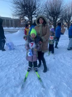 5-летняя Женя Гониева, тоже из 7-го садика, в своем забеге финишировала первойНа трассе самые морозоустойчивые Лыжня России-2024 