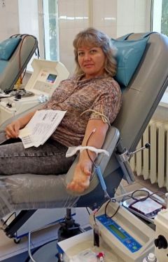 Сотрудница стерилизационного отделения Светлана ГЕРАСИМОВА Спасать у них в крови. 20 апреля — День донора в России Я - волонтер 