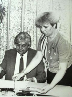 Евгений Крылатов оставляет на память свой автограф. 1985 год.Город интересных встреч