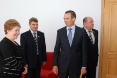 Парламент одобрил кандидатуры премьера и сенатора премьер Нина Суслонова Президент Чувашии Михаил Игнатьев 