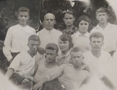 Таисия (в центре во втором ряду) в 1939 году в санатории “Студеный ключ”. Это был один из последних счастливых довоеннных годов.Наша мама – героиня! Память поколений 