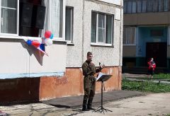 Руслан Николаев проникновенно исполнил песни военных лет во дворе для жителей Ельниковского микрорайона.Праздничную атмосферу создали сами 75 лет Победе 