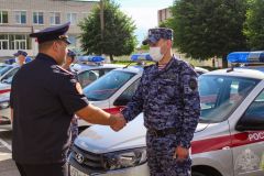 В Чебоксарах сотрудники вневедомственной охраны Росгвардии получили ключи от новых служебных автомобилей Росгвардия 
