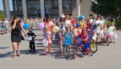В параде велосипедистов участвовали свыше ста семей.Детство рулит. В Новочебоксарске состоялся парад велосипедистов-дошколят  День города Новочебоксарск-2022 