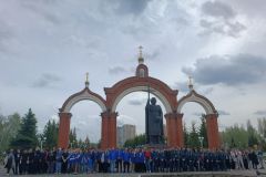 Участники субботникаНа Соборной площади Новочебоксарска прошел субботник Субботник 