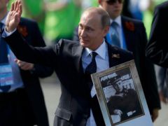 Путин с портретом своего отца прошел в колонне \"Бессмертного полка\"Путин с портретом отца возглавил масштабное шествие в Москве Бессмертный полк 