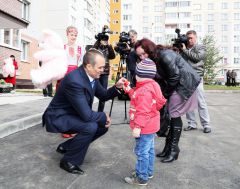 Глава Чувашии вручает ключи от квартиры самому юному члену семьиДве многодетные семьи из Новочебоксарск получили ключи от новых квартир многодетные семьи 