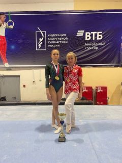 Обладательница пяти медалей, четыре из которых золотые, Юлия Николаева с тренером Светланой Александровой.Исполнила на мастера спортивная гимнастика 