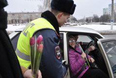  8 марта ГИБДД Новочебоксарска останавливала женщин 8 марта ГИБДД акция в Новочебоксарске 