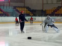 В Новочебоксарске проходят сборы хоккейных вратарей