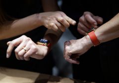© AP Photo/Eric RisbergКомпания Apple установила точное время выхода на рынок своих \"умных часов\" умные часы от Apple 