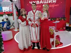 Гости из Беларуси счастливы позировать в чувашских костюмах, экспозиция им очень понравилась.Чувашия сближает сердца Выставка-форум «Россия» 