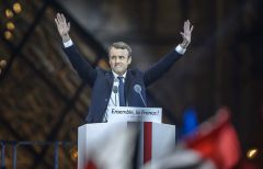 Эмманюэль Макрон © EPA/CHRISTOPHE PETIT TESSON   Макрон одержал уверенную победу на президентских выборах во Франции