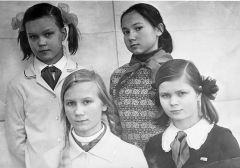 Я, Лена Пухачева, рядом Люся Васильева. Ниже слева Лена Егорова, рядом с ней Рита Бабушкина.Мое пионерское лето Фотопроект 