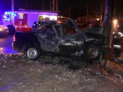 В Чебоксарах автомобиль врезался в столб: трое погибли, двое в больнице