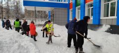 На борьбу со снегом вышли родители учеников, дети и педагоги школы № 5...План по сугробам перевыполнен