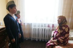Поздравление ветеранаВ Чебоксарах детская агитбригада поздравляет ветеранов войны на дому 9 мая 