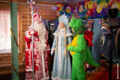 В тереме Деда Мороза в Ельниковской роще всё готово к приему тех, кто верит в новогодние чудеса. Фото ДК “Химик”Ёлка зажигается —  праздник начинается! Новый год-2024 