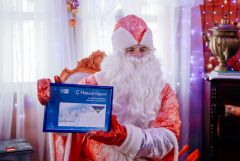 Уникальный конверт сразу был передан в музей города Чебоксары.Главный чебоксарский Дед Мороз принял участие в памятном гашении новогодней марки