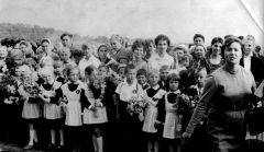 1 сентября 1969 года — первая линейка в школе № 4. На переднем плане учитель начальных классов Раиса Зотова. Фото из архива школы  Четвертая сдружила на всю жизнь