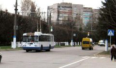 798px-Trolleybus_in_Novocheboksarsk_Russia.jpgТроллейбус не выдерживает конкуренции