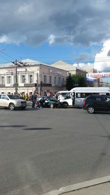 Фото Н.РазумовойОколо чебоксарского Арбата маршрутка столкнулась с «Ладой»