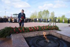 Возложение цветовВ Чувашии возложили цветы к чебоксарскому Монументу Славы День Победы 
